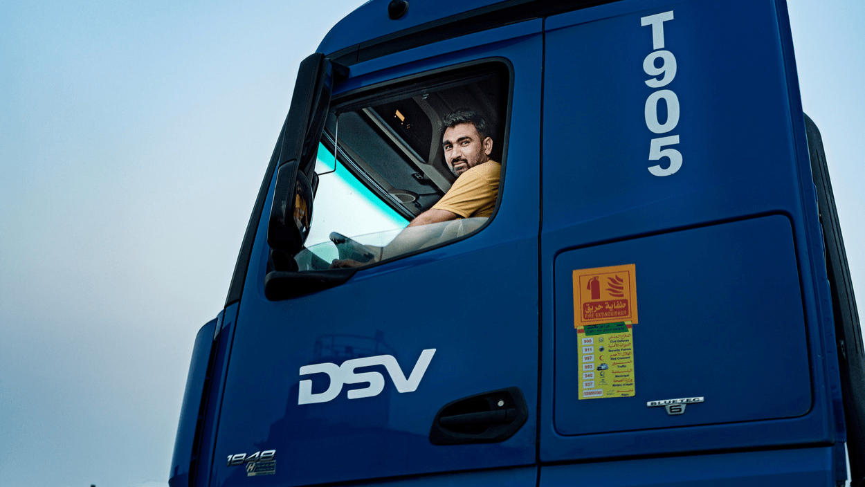 Sjåfør sitter i førerhuset av en DSV-trailer.